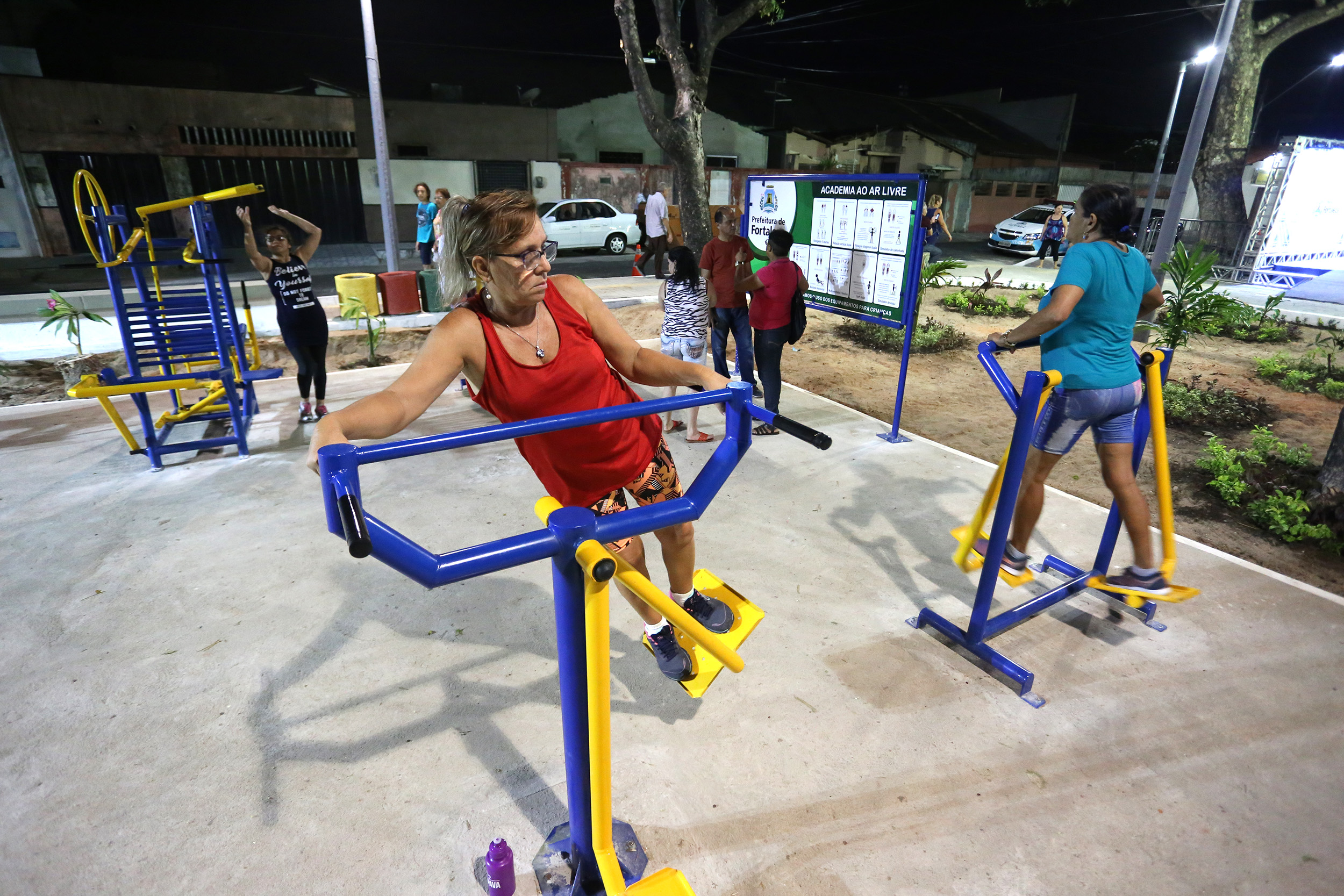 pessoas usam equipamentos de ginástica da praça inaugurada na Barra do Ceará